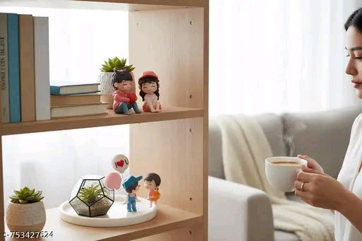 Cute Couple Miniature Figurines Romantic Love Showpiece for Home Decor – Kawaii Boy & Girl Resin Statue with Heart Balloon, Desk Decoration, Gift for Valentine’s Day, Anniversary, Birthday & Room Decor