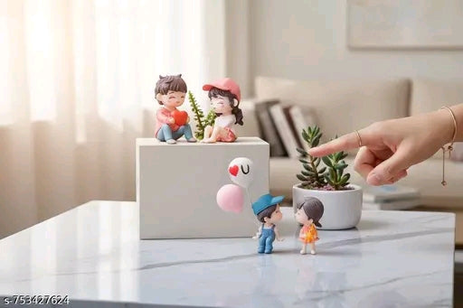 Cute Couple Miniature Figurines Romantic Love Showpiece for Home Decor – Kawaii Boy & Girl Resin Statue with Heart Balloon, Desk Decoration, Gift for Valentine’s Day, Anniversary, Birthday & Room Decor